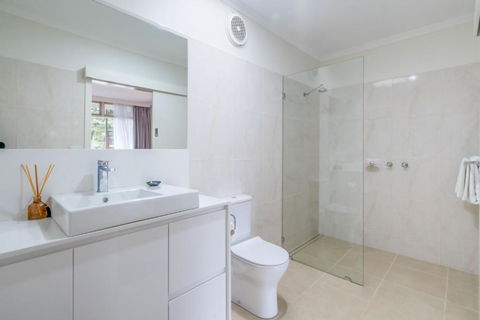 Moe Parklands Motel - Pubs and Clubs 2