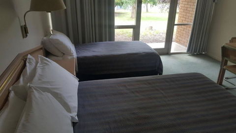 Moe Parklands Motel - Pubs and Clubs 1