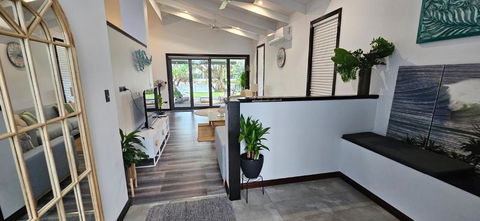 MOOLOOLABA CANAL HOME - Modern 4Bedroom With Spa, Sauna And Private Pontoon - NEW Proprietor 2024 - Pubs and Clubs 2