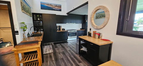 MOOLOOLABA CANAL HOME - Modern 4Bedroom With Spa, Sauna And Private Pontoon - NEW Proprietor 2024 - Pubs and Clubs 3