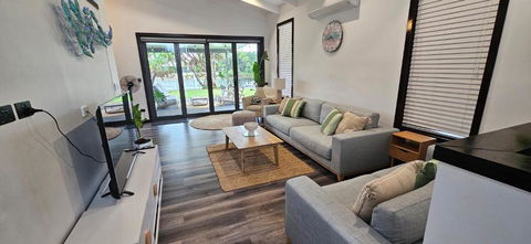 MOOLOOLABA CANAL HOME - Modern 4Bedroom With Spa, Sauna And Private Pontoon - NEW Proprietor 2024 - Pubs and Clubs 0