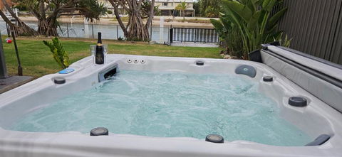 MOOLOOLABA CANAL HOME - Modern 4Bedroom With Spa, Sauna And Private Pontoon - NEW Proprietor 2024 - Pubs and Clubs 1