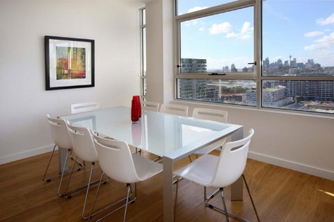 Moore To See - Modern And Spacious 3BR Zetland Apartment With Views Over Moore Park - Pubs and Clubs 1