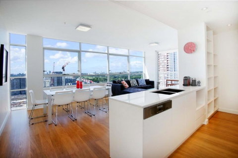 Moore To See - Modern And Spacious 3BR Zetland Apartment With Views Over Moore Park - Pubs and Clubs 3