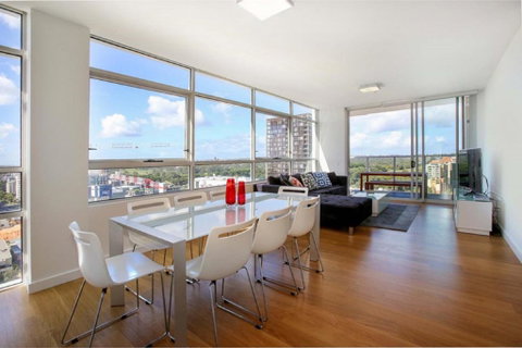 Moore To See - Modern And Spacious 3BR Zetland Apartment With Views Over Moore Park - Pubs and Clubs 0