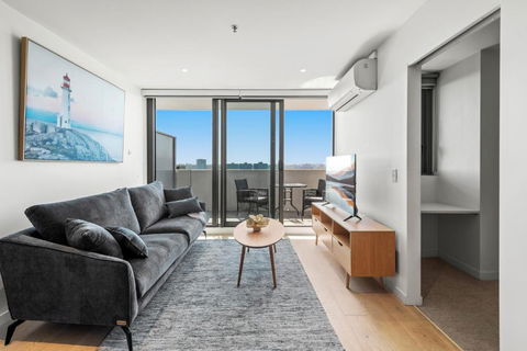 Modern 1-Bed & City Views, Steps From Racecourse - Pubs and Clubs 3