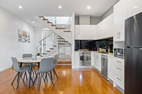 Modern 2-Bed Home In Brunswick With Courtyard - Pubs and Clubs 3