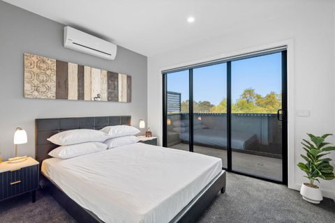 Modern 2-Bed Home In Brunswick With Courtyard - Pubs and Clubs 1