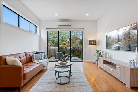 Modern 2-Bed Home In Brunswick With Courtyard - Pubs and Clubs 0