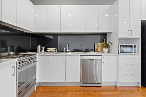 Modern 2-Bed Home In Brunswick With Courtyard - Pubs and Clubs 2