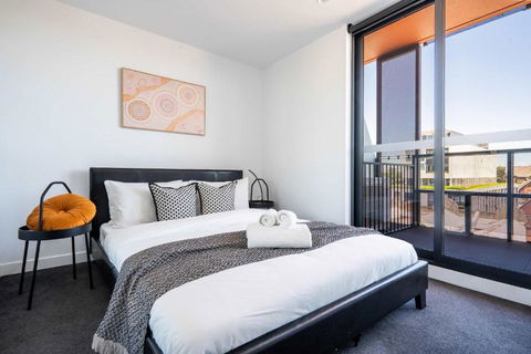 Modern 2B Apartment With City Views - Pubs and Clubs 1