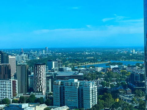 Modern 3 Bedroom Apartment With Amazing Views - Pubs and Clubs 3