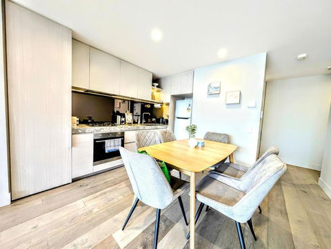 Modern Apartment Close To All Amenities! - Pubs and Clubs 3