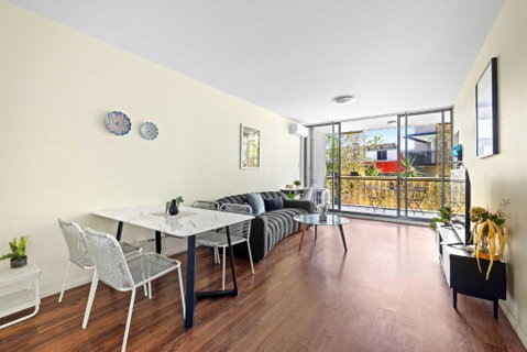 Modern Apt - Free Parking - Convenient Location - Pubs and Clubs 2