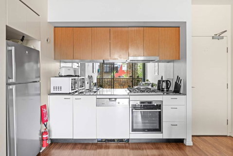Modern Apt - Free Parking - Convenient Location - Pubs and Clubs 3