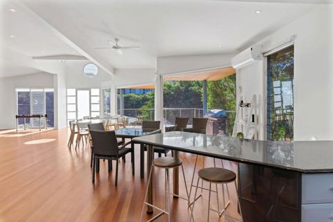 Modern Beach Mansion 2 Minutes From Water - Pubs and Clubs 1