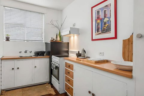 Modern City-Fringe Apartment In New Town - Pubs and Clubs 3
