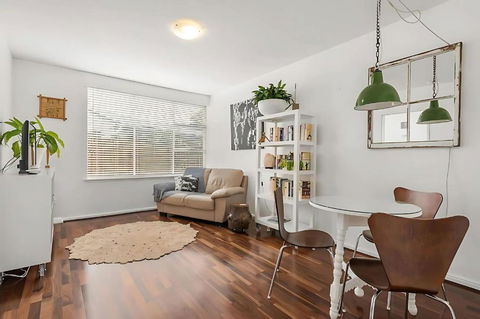 Modern City-Fringe Apartment In New Town - Pubs and Clubs 2
