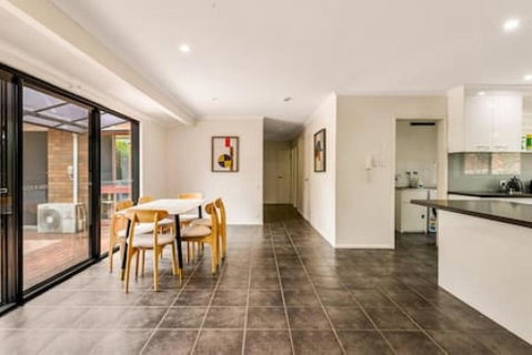 Modern Comfort Retreat 4Bed Cozy Haven W Pool - Pubs and Clubs 0