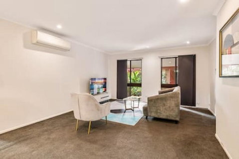 Modern Comfort Retreat 4Bed Cozy Haven W Pool - Pubs and Clubs 1