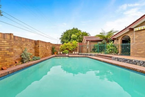 Modern Comfort Retreat 4Bed Cozy Haven W Pool - Pubs and Clubs 2