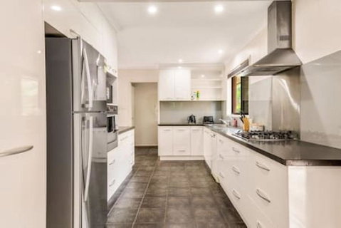 Modern Comfort Retreat 4Bed Cozy Haven W Pool - Pubs and Clubs 3