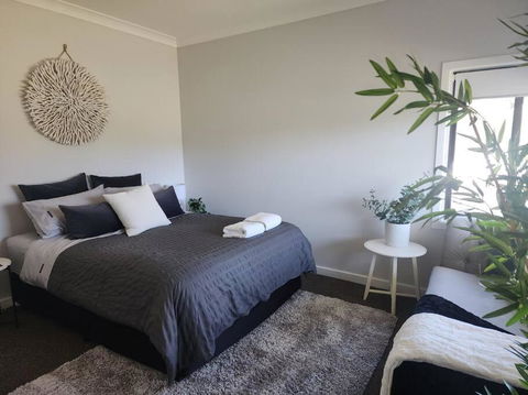 Modern Cottage Near Morwell CBD, Queen Beds, Netflix & Free Wifi - Pubs and Clubs 3