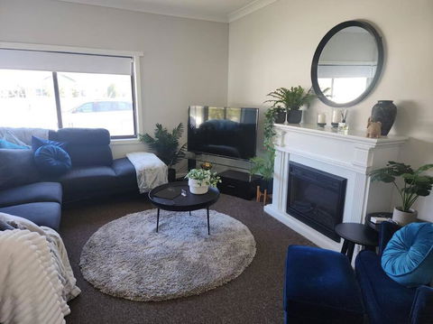 Modern Cottage Near Morwell CBD, Queen Beds, Netflix & Free Wifi - Pubs and Clubs 1