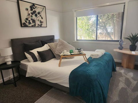 Modern Cottage Near Morwell CBD, Queen Beds, Netflix & Free Wifi - Pubs and Clubs 0