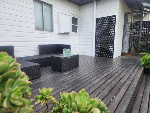 Modern Cottage Near Morwell CBD, Queen Beds, Netflix & Free Wifi - Pubs and Clubs 2