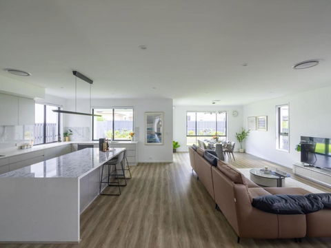 Modern Elegance Spacious 5BR Retreat In Rochedale - Pubs and Clubs 0