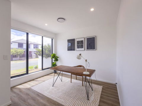 Modern Elegance Spacious 5BR Retreat In Rochedale - Pubs and Clubs 1