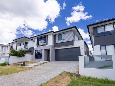 Modern Elegance Spacious 5BR Retreat In Rochedale - Pubs and Clubs 2