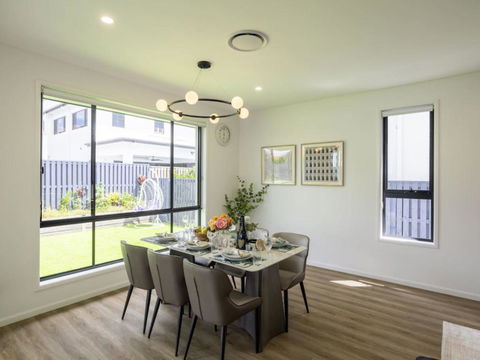 Modern Elegance Spacious 5BR Retreat In Rochedale - Pubs and Clubs 3