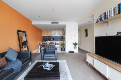 Modern Escape With Balcony & Sweeping City Views - Pubs and Clubs 2