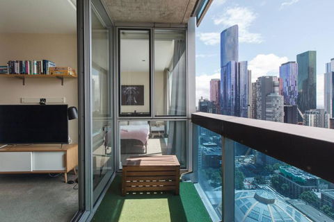 Modern Escape With Balcony & Sweeping City Views - Pubs and Clubs 1