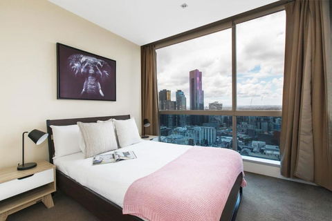 Modern Escape With Balcony & Sweeping City Views - Pubs and Clubs 3