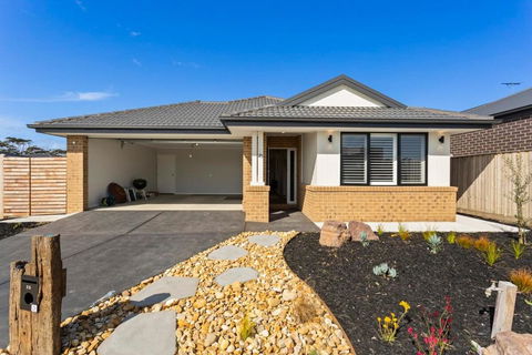 Modern Family-Friendly Getaway 4-Bdr 2 Bath - Pubs and Clubs 3