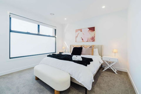 Modern Family Home 3BR In Box Hill North - Pubs and Clubs 1
