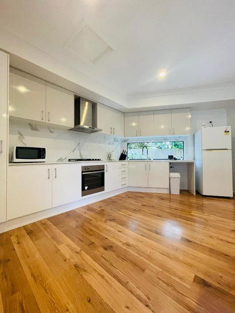 Modern 2 Bedrooms House Close To QEII Hospital & Grifith Uni - Pubs and Clubs 2