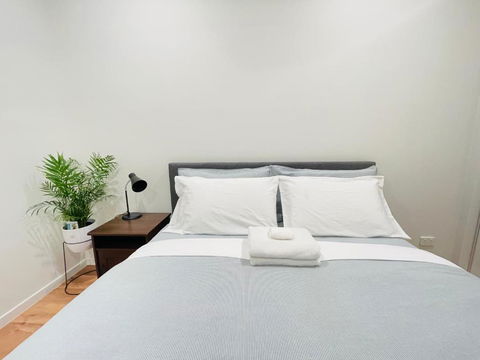 Modern 2 Bedrooms House Close To QEII Hospital & Grifith Uni - Pubs and Clubs 0