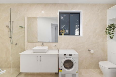 Modern 2 Bedrooms House Close To QEII Hospital & Grifith Uni - Pubs and Clubs 1