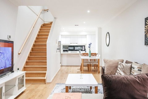 Modern Living 2br Townhouse In Maidstoneoffice - Pubs and Clubs 0