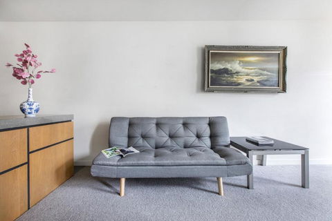 Modern Living In Perfect South Yarra Location - Pubs and Clubs 1