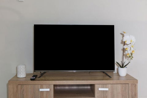 Modern Living In Perfect South Yarra Location - Pubs and Clubs 3