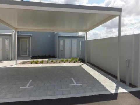 Modern Luxury 1 Bedroom Apartment - Walk To The Shops! Free Wifi - Go Out 2