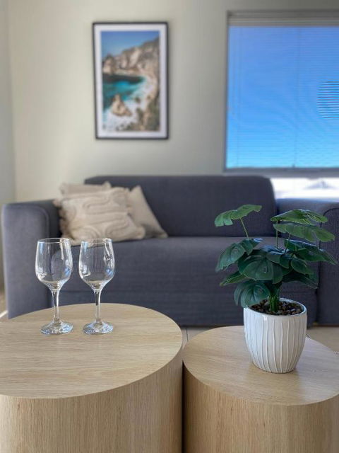 Modern Luxury 1 Bedroom Apartment - Walk To The Shops! Free Wifi - Go Out 0