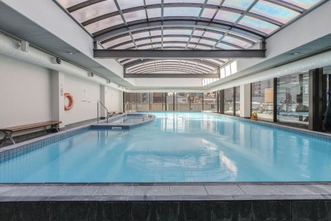 Modern Nomads Elegant Studio In The Heart Of CBD With Pool & Balcony - Pubs and Clubs 1