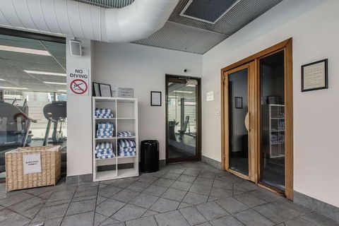 Modern Nomads Elegant Studio In The Heart Of CBD With Pool & Balcony - Pubs and Clubs 3