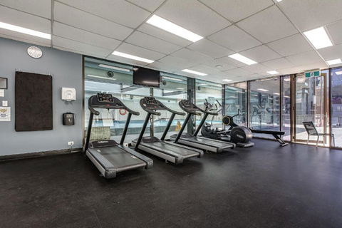 Modern Nomads Elegant Studio In The Heart Of CBD With Pool & Balcony - Pubs and Clubs 2